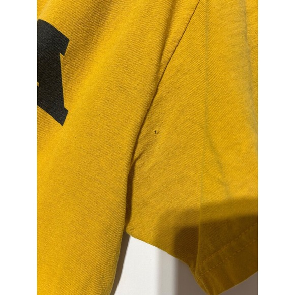 Delta Pro Weight Men Size M Short Sleeve Yellow Iowa Hawkeyes Shirt Piling Hole - Picture 4 of 7